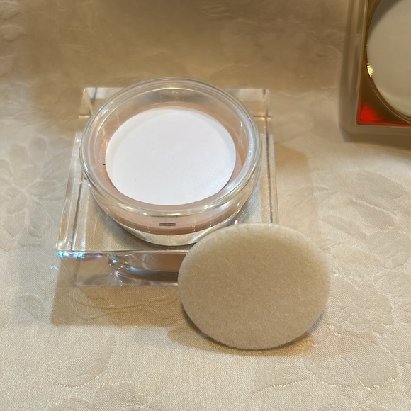 Estée Lauder bundle: Travel size loose powder, limited edition illuminater + bag - Picture 4 of 8